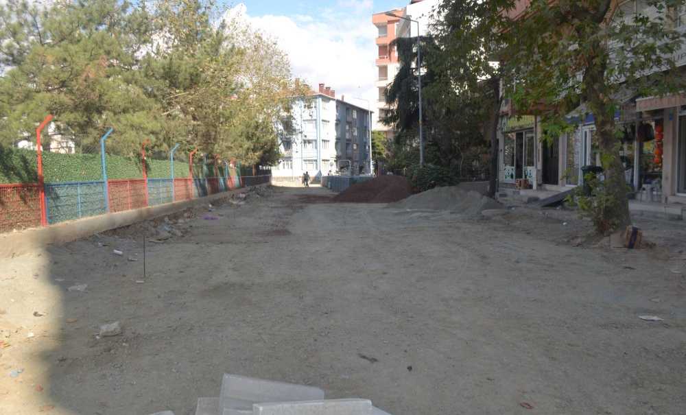 Çorlu Belediyesi Öğrencileri Toz Toprak İçinde Bıraktı