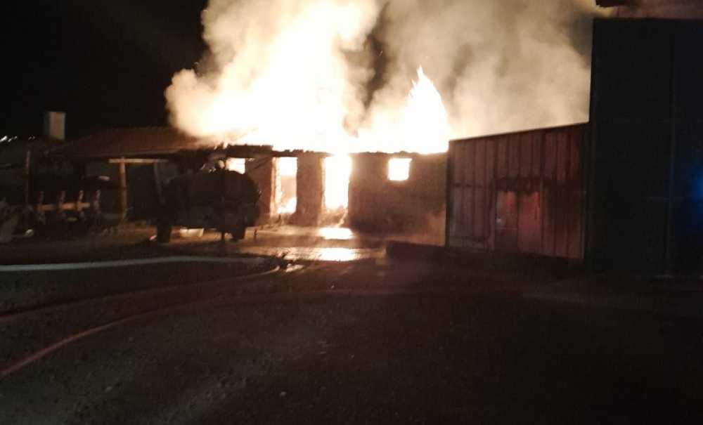 Çiftlikte Çıkan Yangına İtfaiye Ekipleri Müdahale Etti