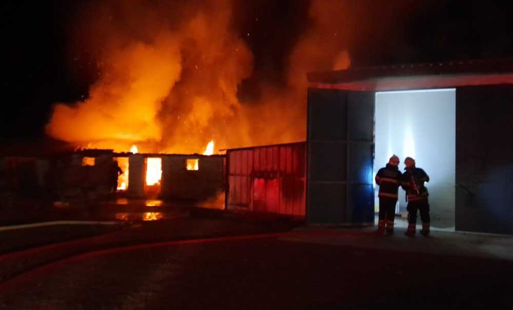 Çiftlikte Çıkan Yangına İtfaiye Ekipleri Müdahale Etti