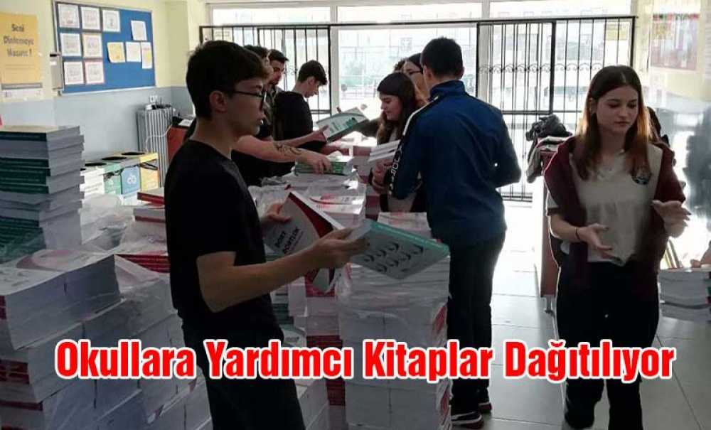 Okullara Yardımcı Kitaplar Dağıtılıyor