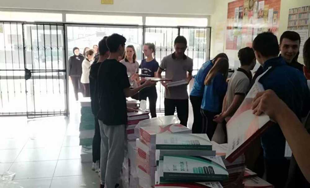 Okullara Yardımcı Kitaplar Dağıtılıyor