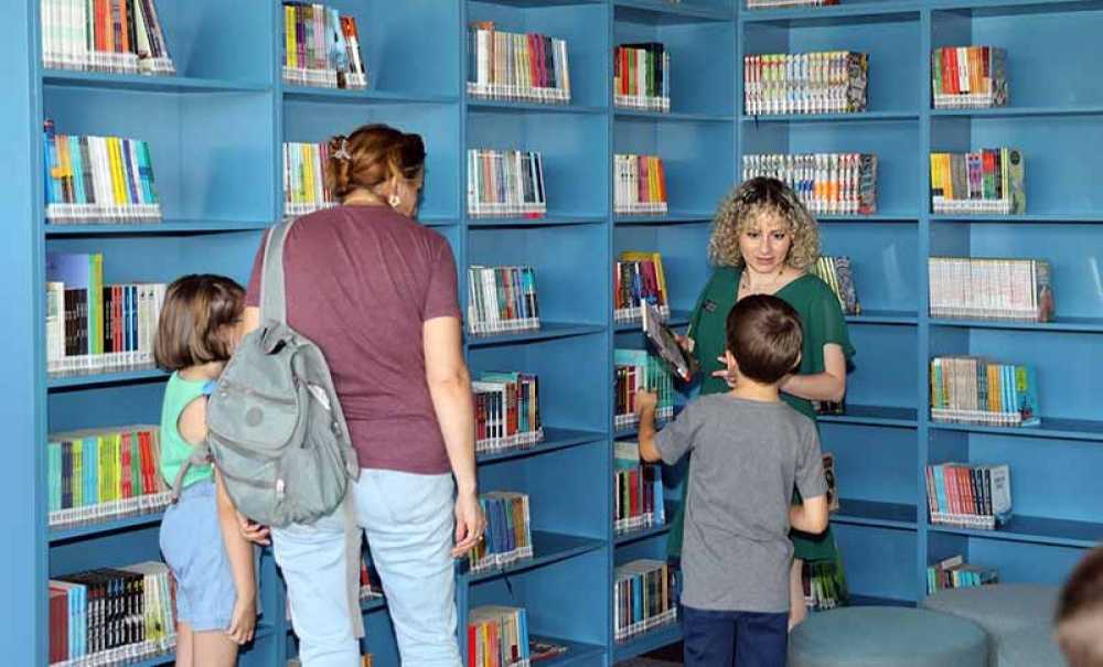 Vahap Akay, Emi̇n Adımlarla Yürüyor