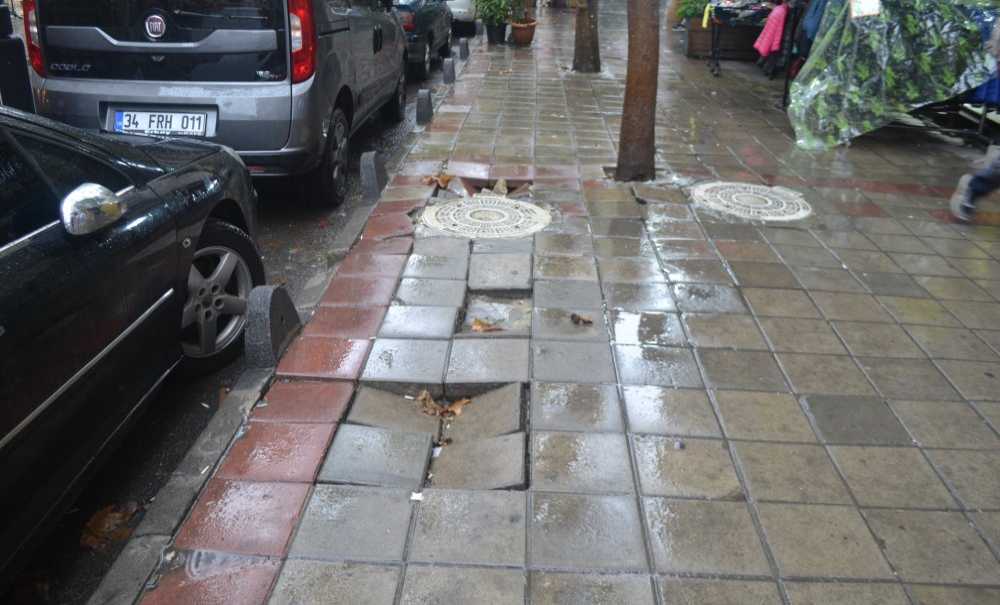 Yol Ve Kaldırımlar Bir Bir Çöküyor