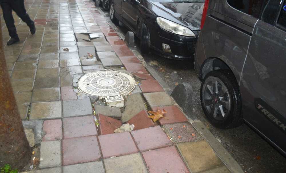 Yol Ve Kaldırımlar Bir Bir Çöküyor