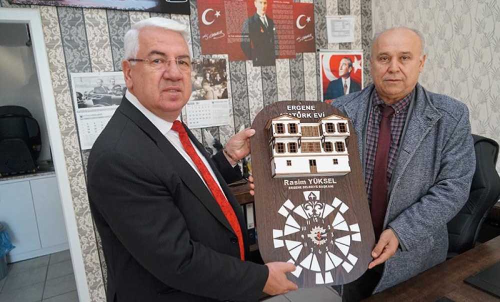Başkan Yüksel'den Esnafa Atatürk Evi Motifli Saat