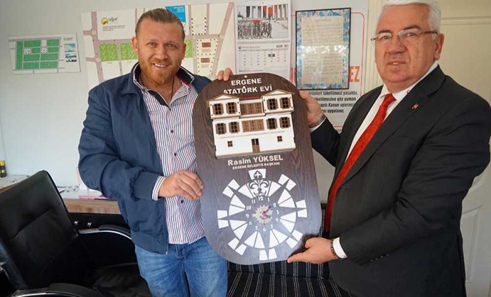 Başkan Yüksel'den Esnafa Atatürk Evi Motifli Saat