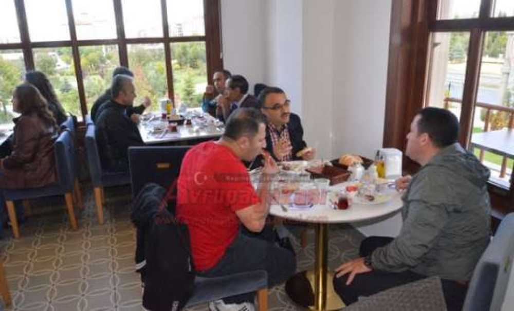 Eğitim Bir-Sen Ve Memur-Sen Üyeleri Kahvaltıda Buluştu