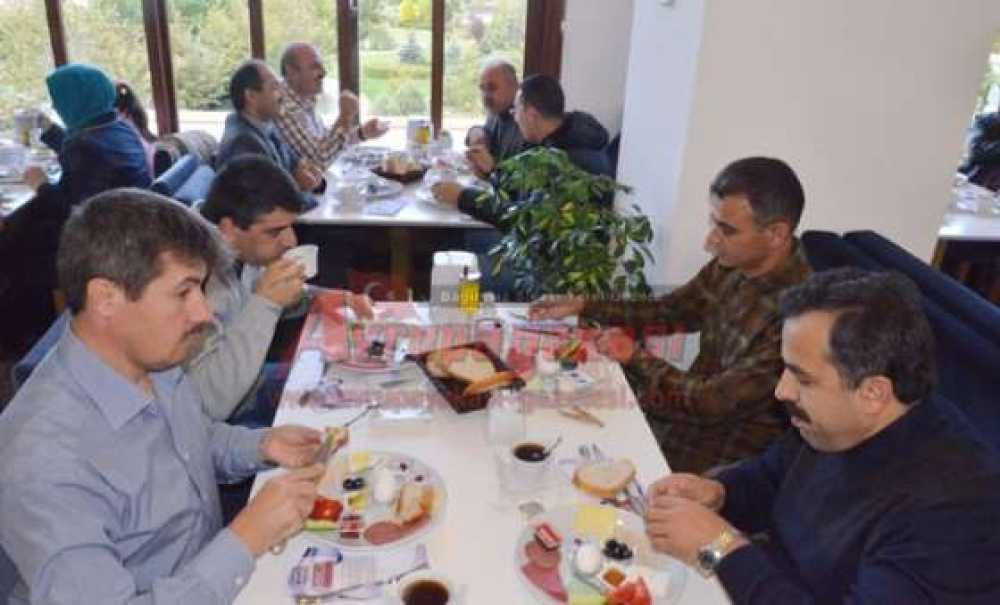 Eğitim Bir-Sen Ve Memur-Sen Üyeleri Kahvaltıda Buluştu