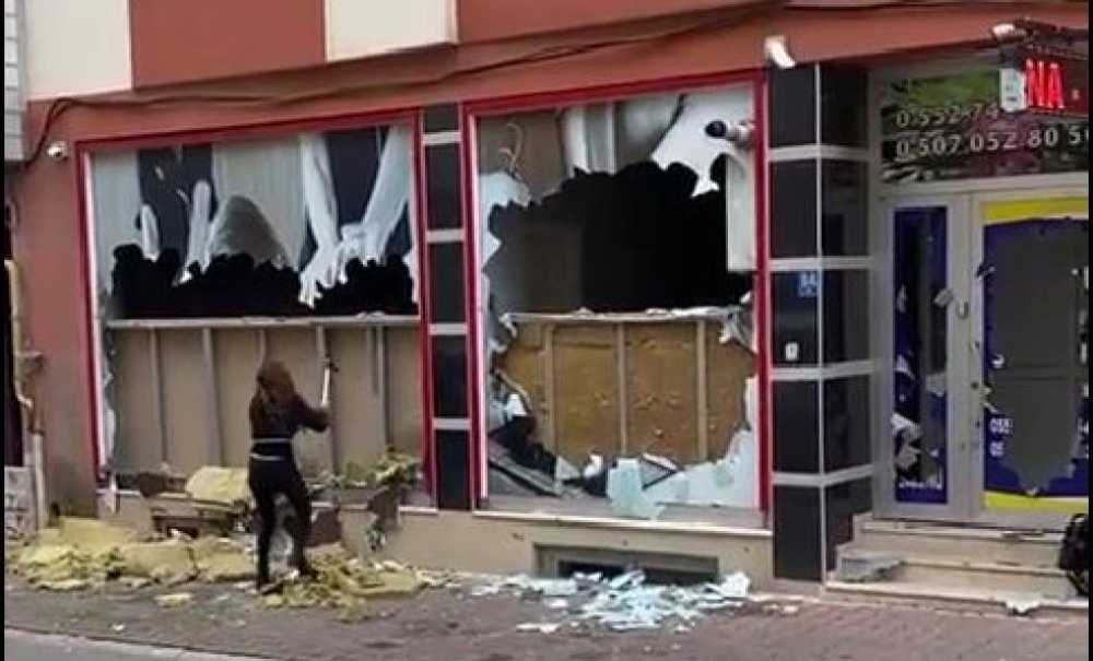 Sinirlenen Kadın, Masaj Salonunun Camlarını Kazmayla Kırdı