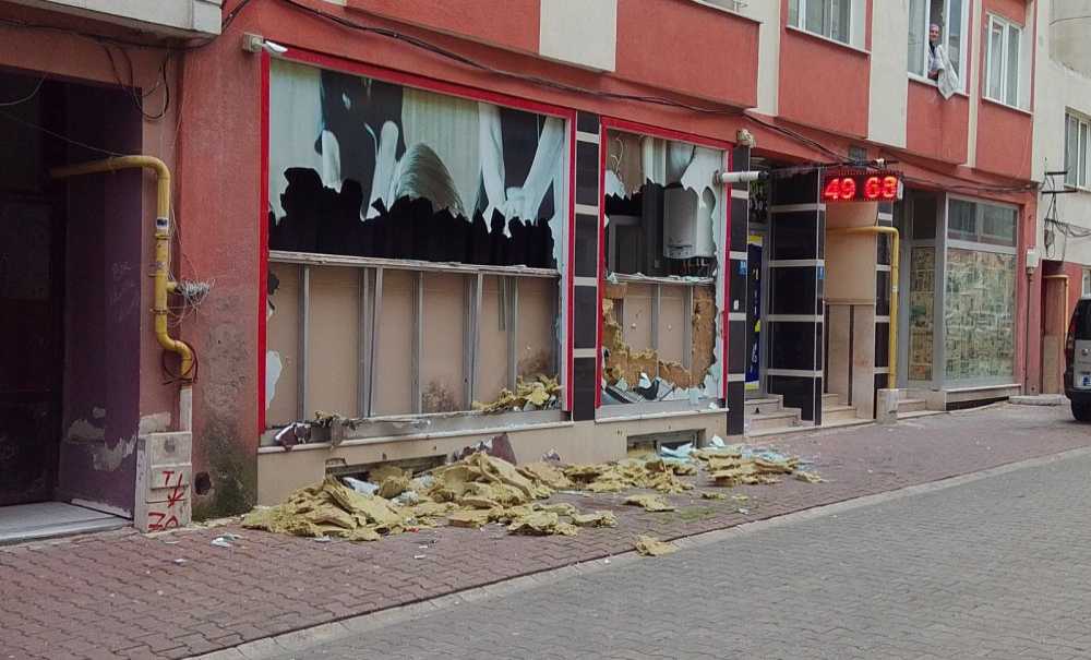 Sinirlenen Kadın, Masaj Salonunun Camlarını Kazmayla Kırdı