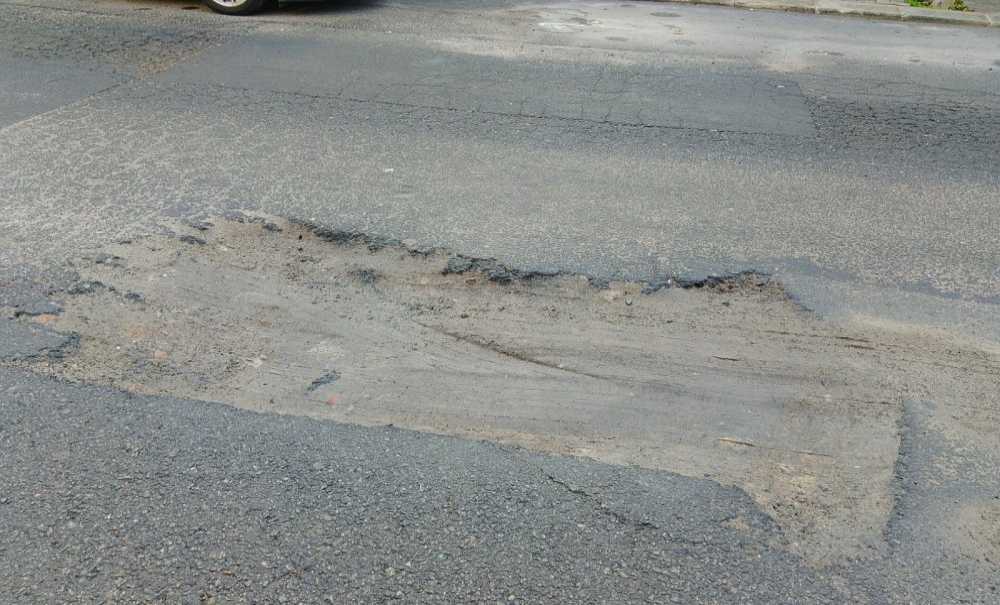 Yolda Oluşan Çukur Tepki Çekiyor