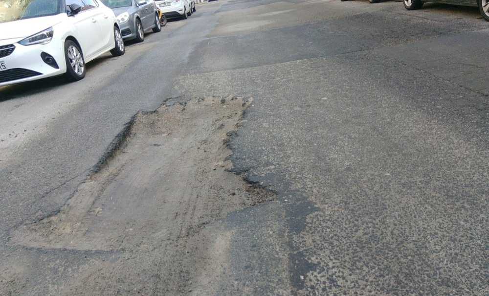Yolda Oluşan Çukur Tepki Çekiyor