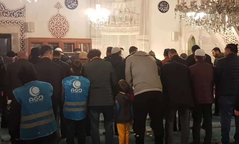 Çocuklar Babalarıyla Birlikte Saf Tuttu