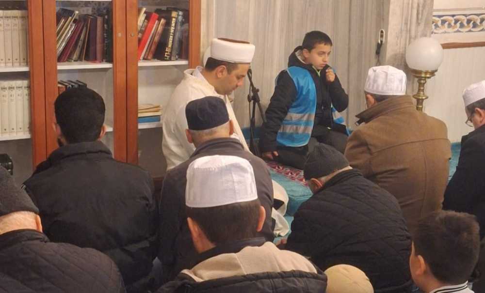 Çocuklar Babalarıyla Birlikte Saf Tuttu