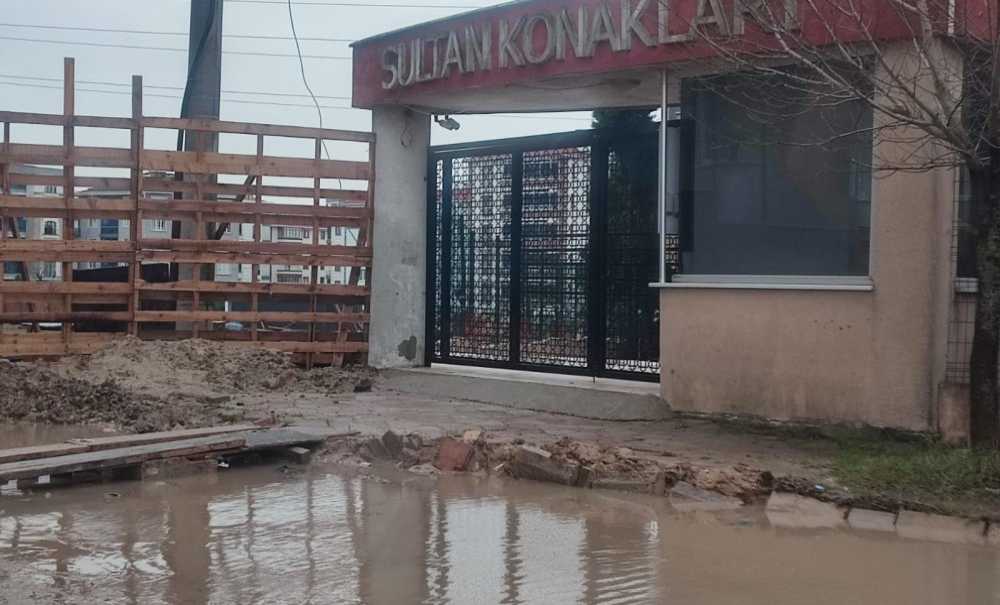 Sitenin Önü Göle Döndü