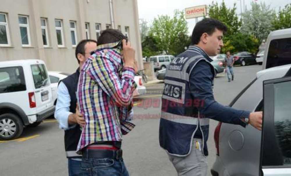 Esrar Ve Bonzai Ile Yakalanan 3 Kişiden 2`si Tutuklandı