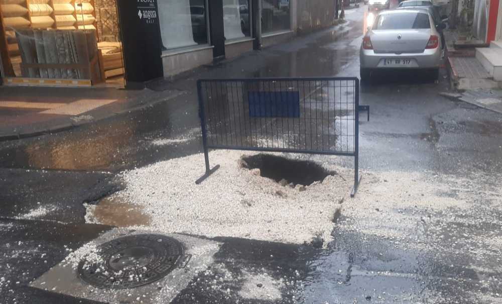 Yolun Ortasında Büyük Çukur Oluştu