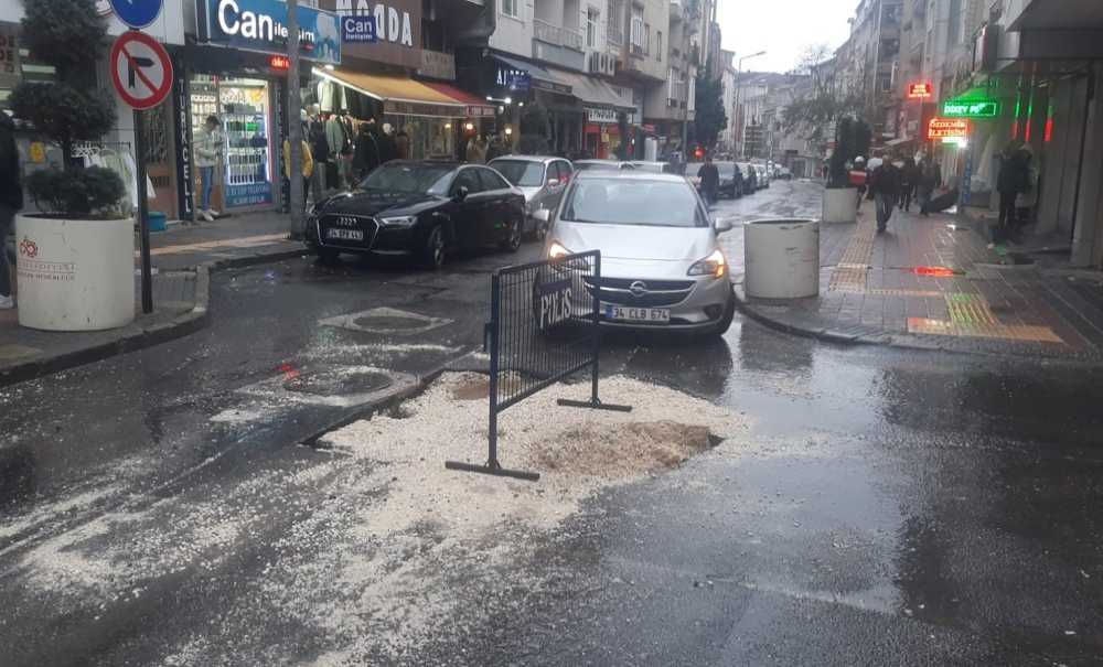 Yolun Ortasında Büyük Çukur Oluştu