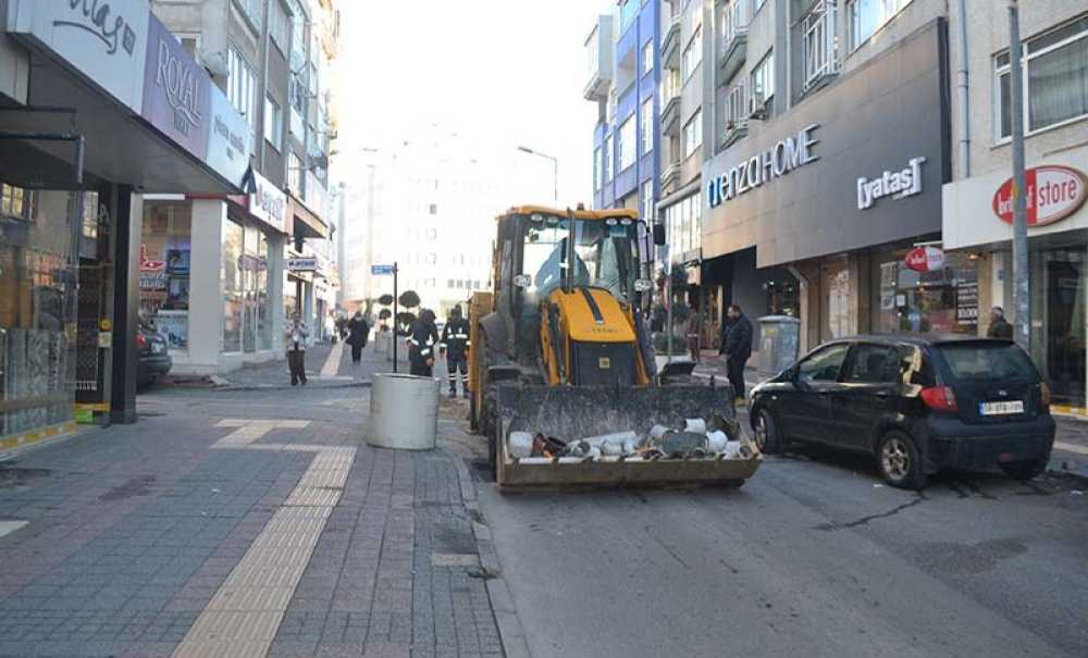 Yolda Oluşan Çukur Teski̇ Tarafindan Kapatildi