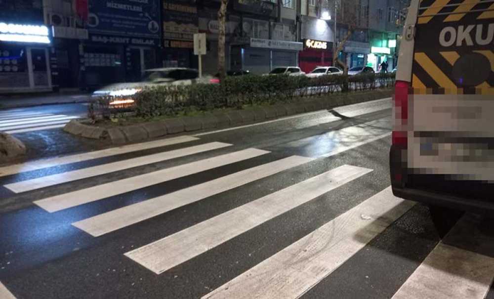 Yaya Geçidine Çekilen Araçlar Tepki Çekiyor