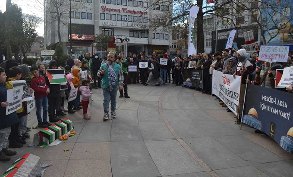 Filistin'de Ölen Çocuklar İçin Meydanlara Çıktılar