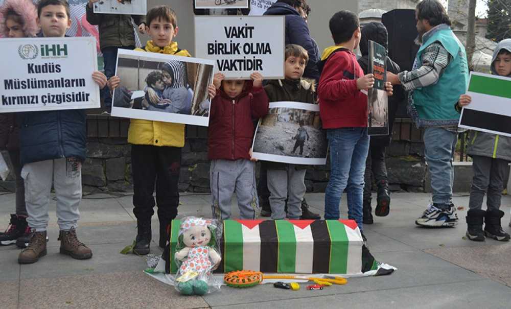 Filistin'de Ölen Çocuklar İçin Meydanlara Çıktılar