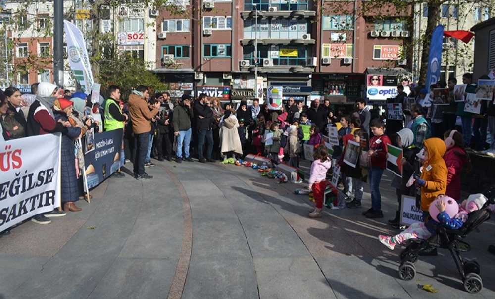 Filistin'de Ölen Çocuklar İçin Meydanlara Çıktılar