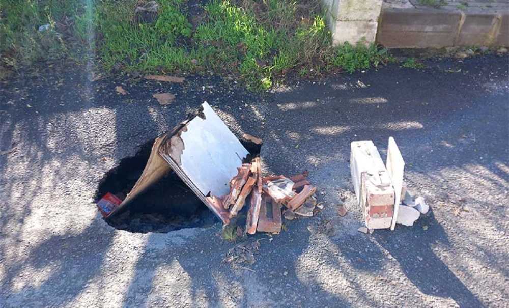 Yolda Bir Metre Derinliğinde Çukur Oluştu