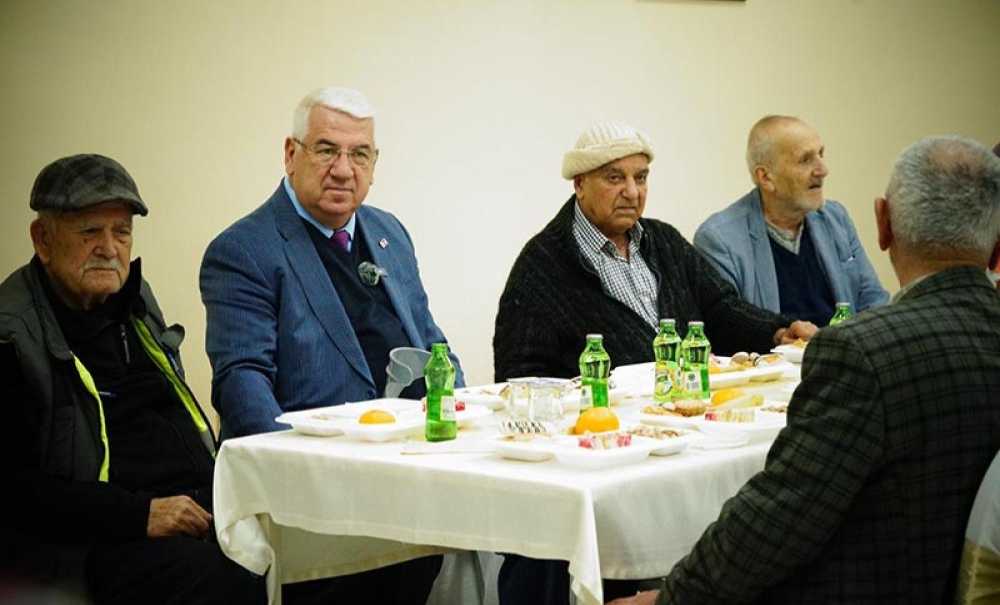 Başkan Yüksel Geleneği Bozmadı Yaşlıları Yalnız Bırakmadı