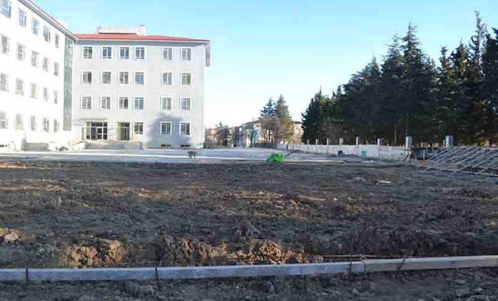 Okulun Bahçe Düzenlemesi Yapılıyor