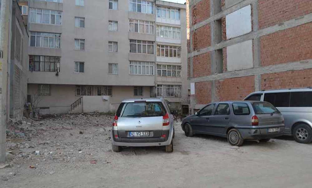 Depremden Etkilenen Erdem Apartmanı Yıkıldı