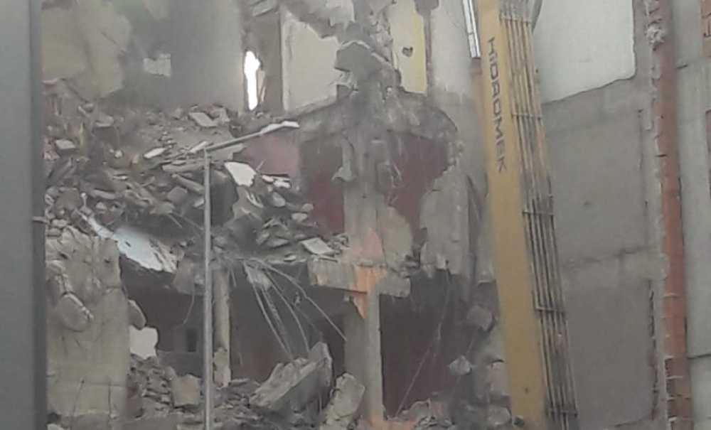 Depremden Etkilenen Erdem Apartmanı Yıkıldı