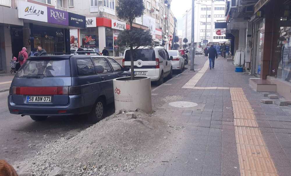 Kaldırımın Üzeri Günlerdir Temizlenmeyi Bekliyor