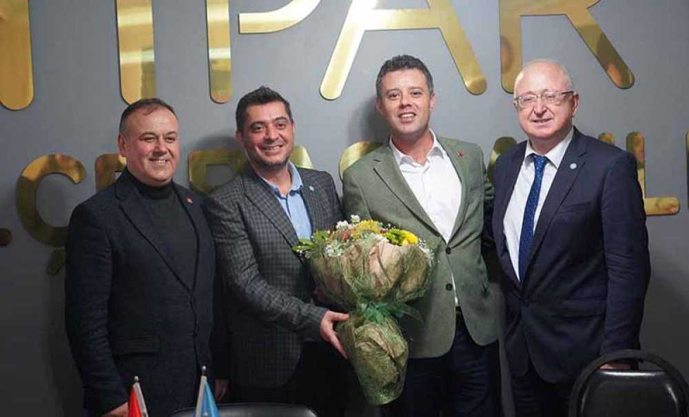 Ayağının Tozuyla İlçe Başkanlıklarını Ziyaret Etti