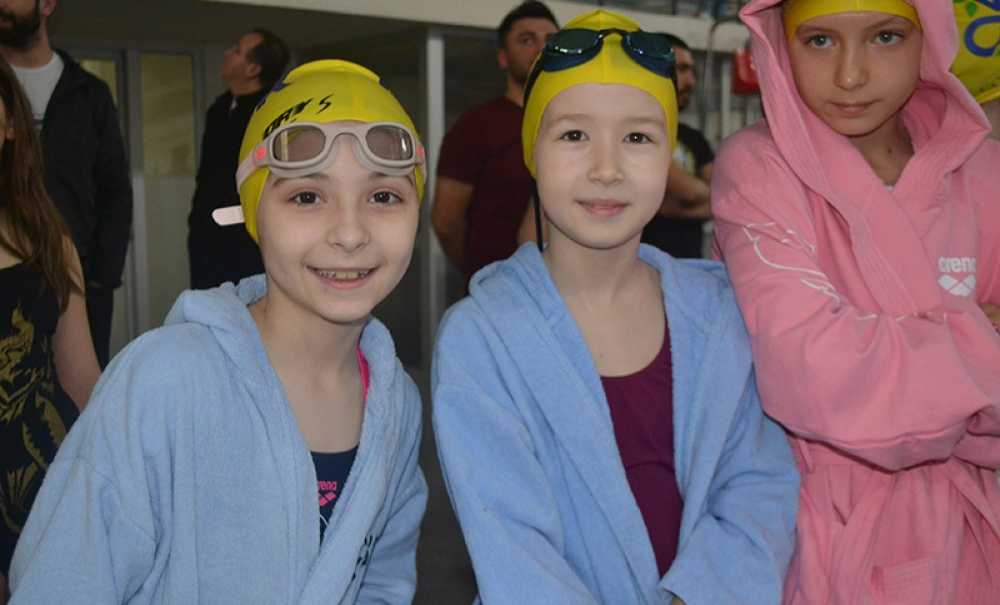 Minik Sporcular Dereceye Girmek İçin Kulaç Attı