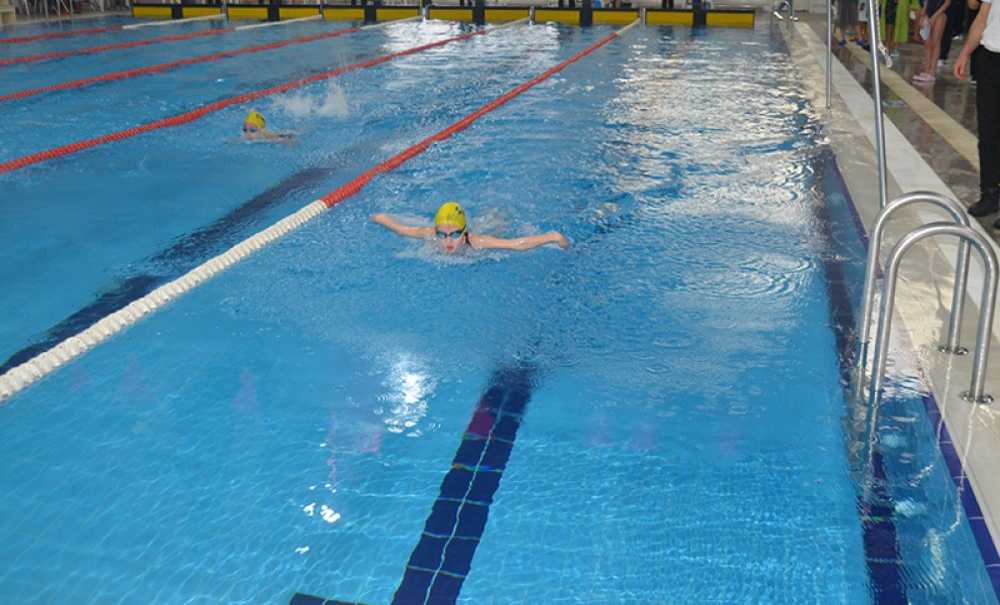 Minik Sporcular Dereceye Girmek İçin Kulaç Attı