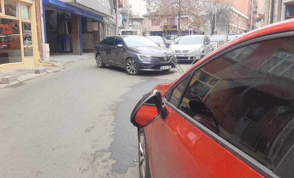 Ters Yöne Uymayanlar Araçlara Zarar Veriyor