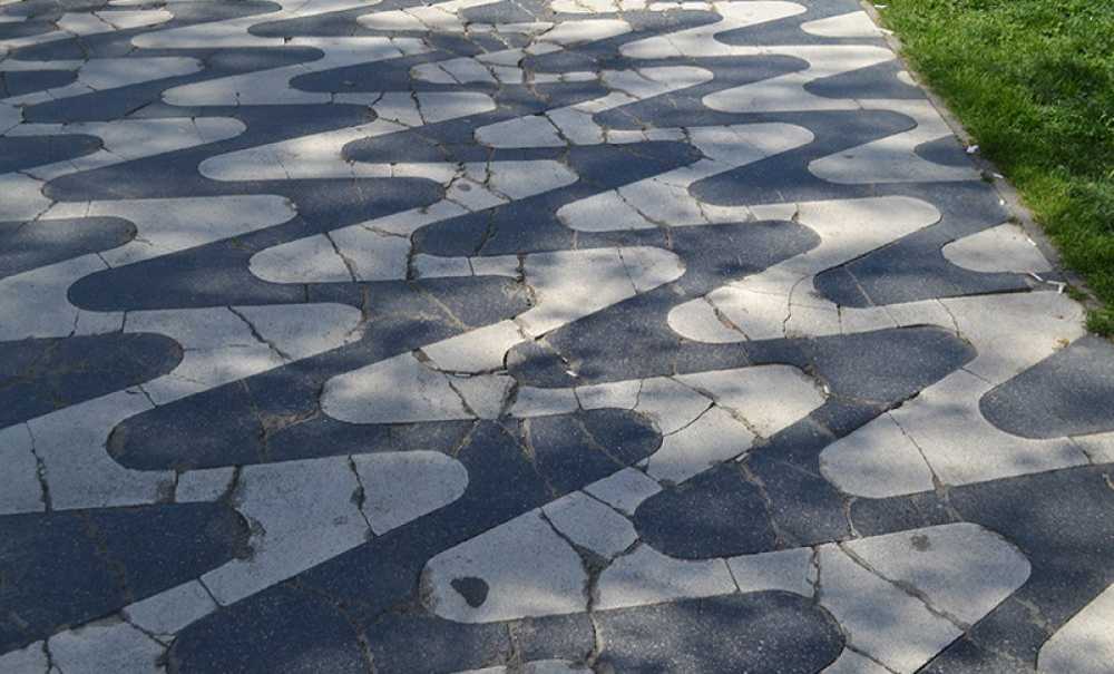 Park Kafedeki Kaldırım Taşlarının Kırılması Tepki Çekiyor