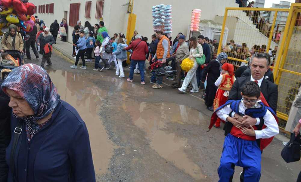 23 Nisan Kutlamalarına Yakışmayan Görüntü