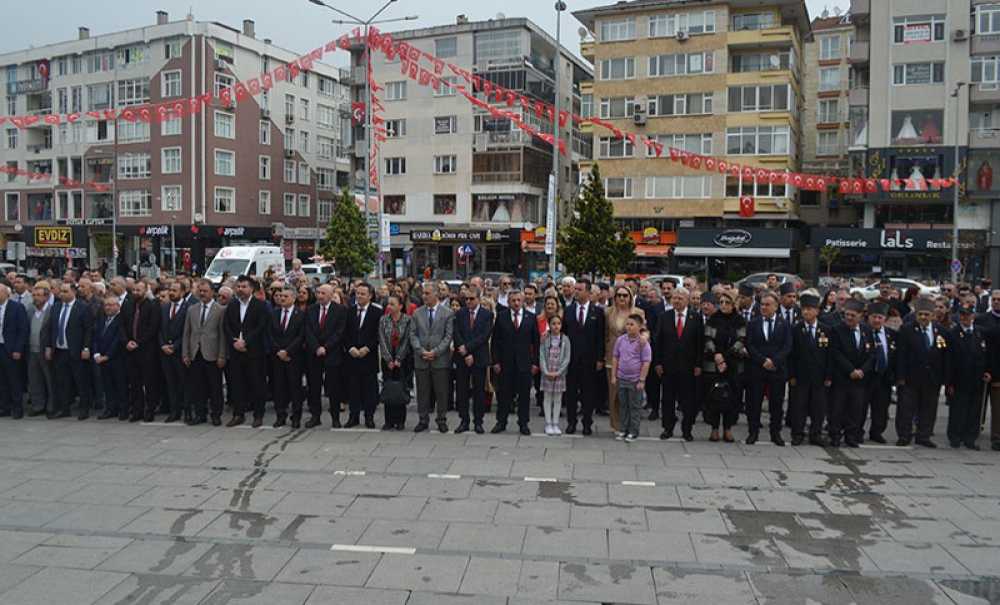 Atatürk Anıtına Çelenkler Sunuldu