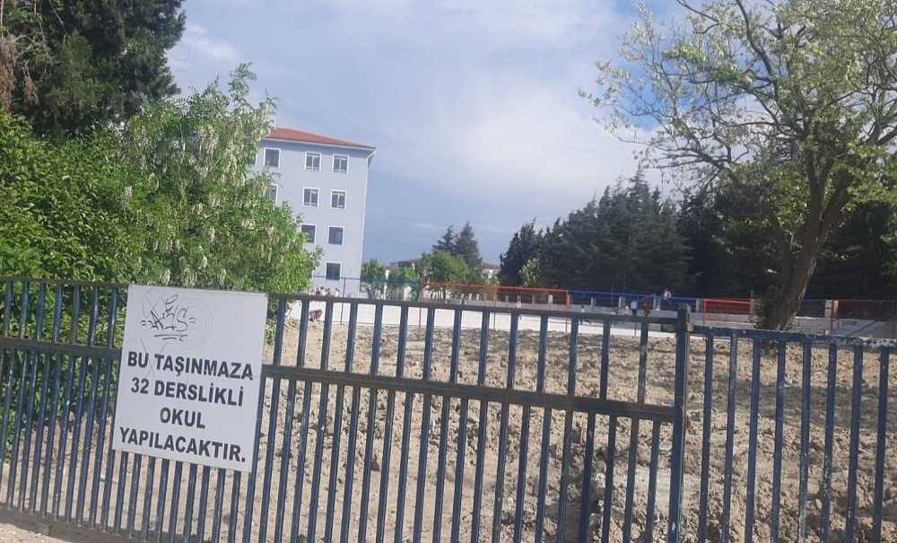 Okulda Eğitim Başladı Tabela Hala Duruyor