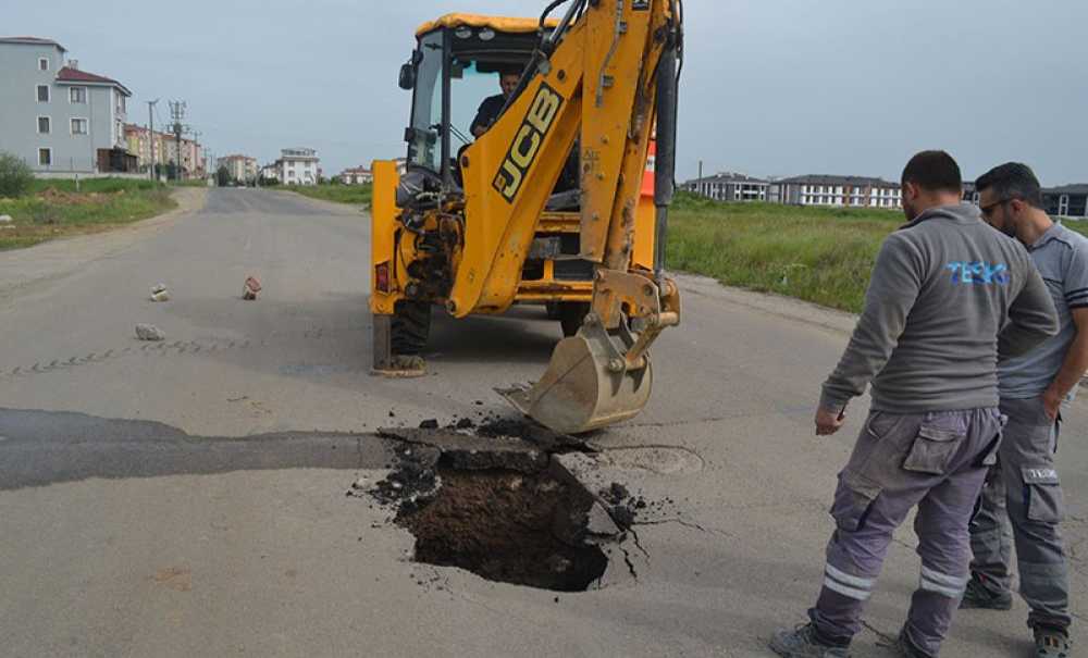 Yolda 1 Metrelik Çukur Oluştu