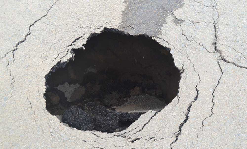 Yolda 1 Metrelik Çukur Oluştu