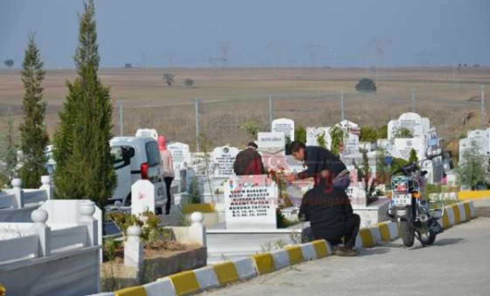 Bayramda Mezarlıklara Ziyaretçi Akını