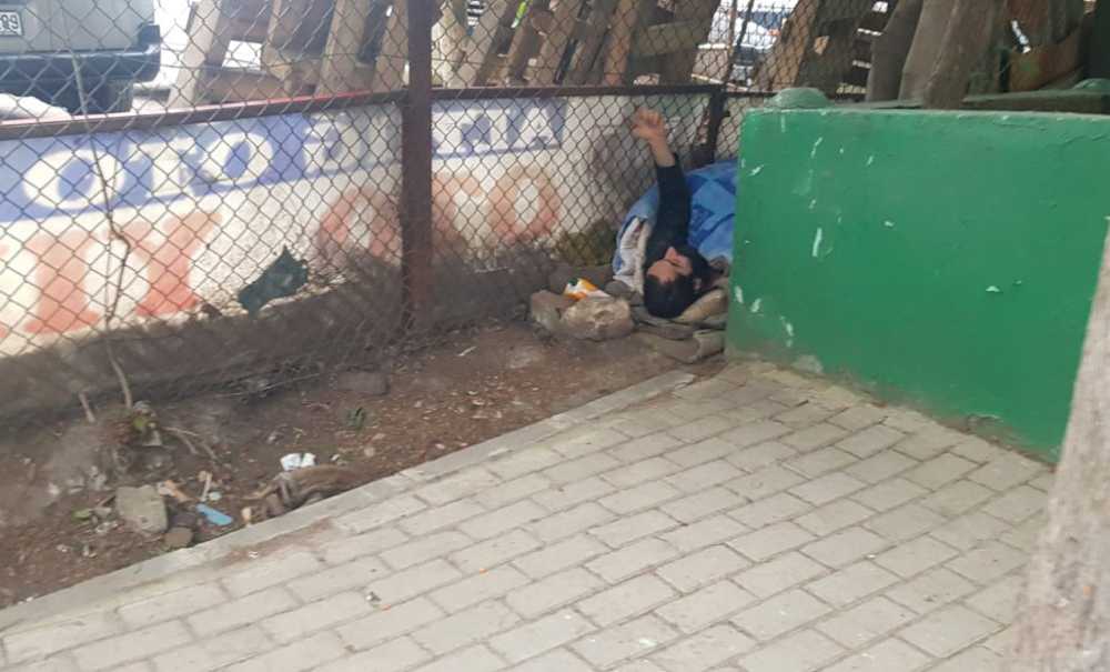 Aylardır Türbenin Yanında Yatıp Kalkıyor!