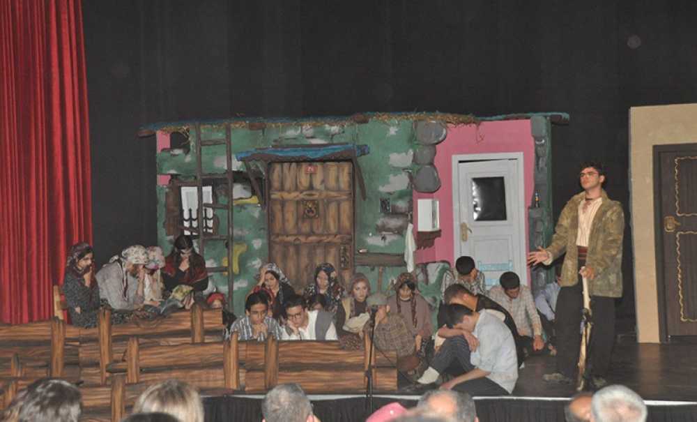 Lise Öğrencilerinin Tiyatro Oyunu Büyük Beğeni Aldı