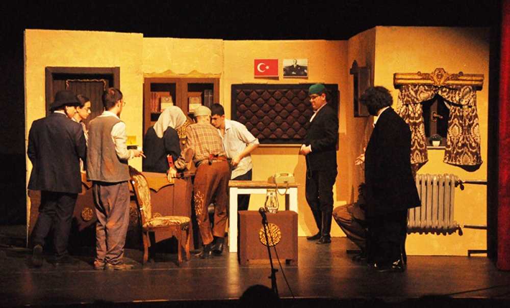 Lise Öğrencilerinin Tiyatro Oyunu Büyük Beğeni Aldı