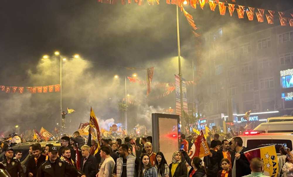 Galatasaraylılar Şampiyonluğu Doyasıya Kutladı