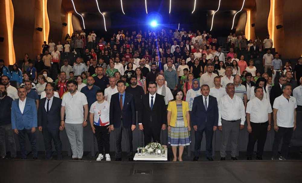 ‘Zirvedekiler' Ödül Töreni Düzenlendi