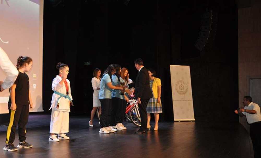 ‘Zirvedekiler' Ödül Töreni Düzenlendi